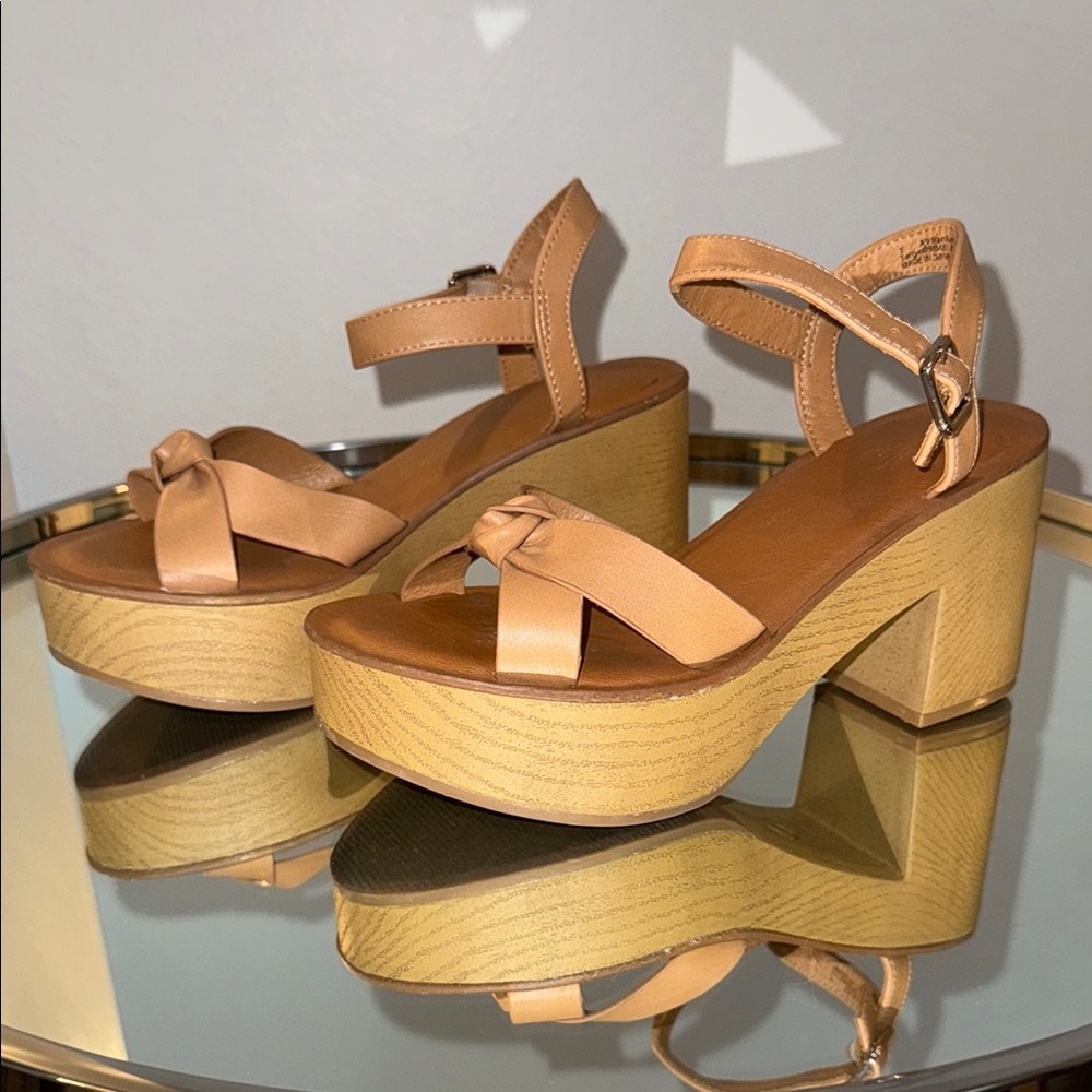 Universal Thread Tan Platform Sandals with Crisscross Straps